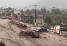 APOCALIPSĂ la Bușteni! Viitura care a rupt asfaltul pe DN1 și a îngenuncheat stațiunea. Mașini luate de ape, oameni salvați în ultima clipă