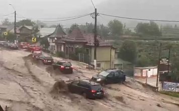 APOCALIPSĂ la Bușteni! Viitura care a rupt asfaltul pe DN1 și a îngenuncheat stațiunea. Mașini luate de ape, oameni salvați în ultima clipă