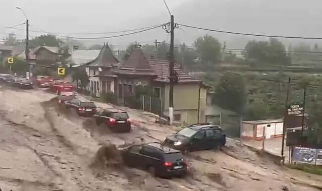 APOCALIPSĂ la Bușteni! Viitura care a rupt asfaltul pe DN1 și a îngenuncheat stațiunea. Mașini luate de ape, oameni salvați în ultima clipă