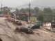 APOCALIPSĂ la Bușteni! Viitura care a rupt asfaltul pe DN1 și a îngenuncheat stațiunea. Mașini luate de ape, oameni salvați în ultima clipă
