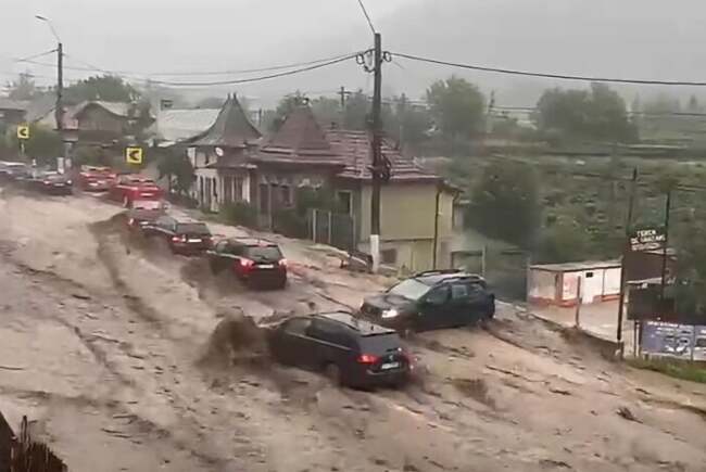 APOCALIPSĂ la Bușteni! Viitura care a rupt asfaltul pe DN1 și a îngenuncheat stațiunea. Mașini luate de ape, oameni salvați în ultima clipă