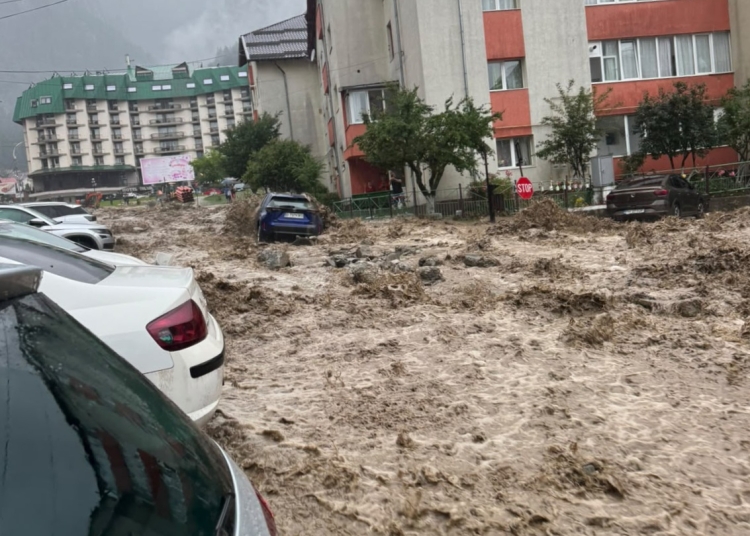 APOCALIPSĂ la Bușteni! Viitura care a rupt asfaltul pe DN1 și a îngenuncheat stațiunea. Mașini luate de ape, oameni salvați în ultima clipă