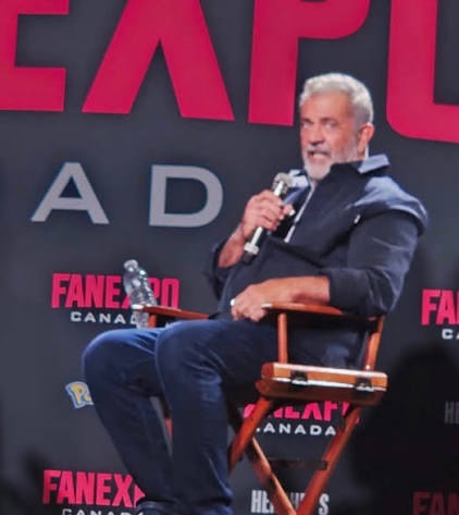 Mel Gibson, în mijlocul unui nou scandal! Gestul făcut în spatele unei interprete ASL a devenit viral și a stârnit furie pe internet