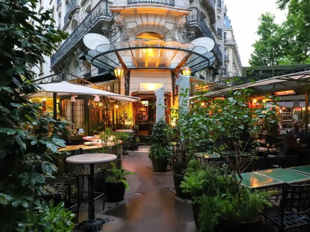 5 cafenele din Paris unde artiștii se certau, beau prea mult și creau capodopere