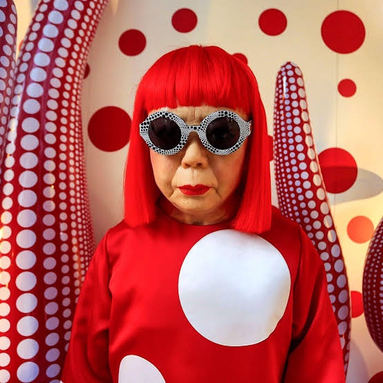 Yayoi Kusama a murit la 97 de ani. Regina bulinelor și-a închis pentru totdeauna ochii într-o lume pe care a transformat-o în infinit
