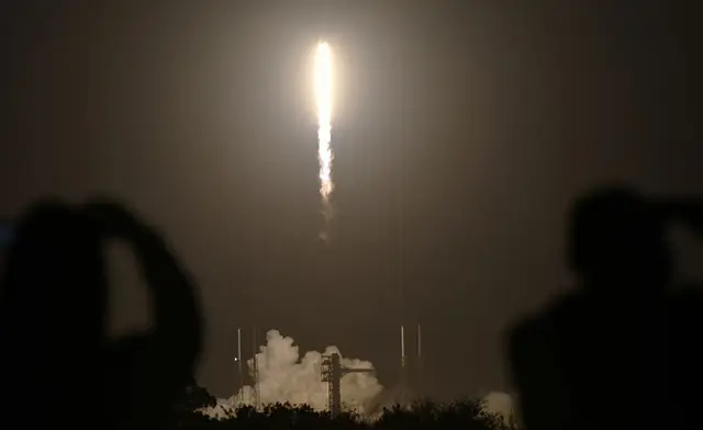 Imaginile arată pagubele produse pe Lună după ce o rachetă SpaceX s-a izbit de suprafața ei cu „de șapte ori viteza sunetului”