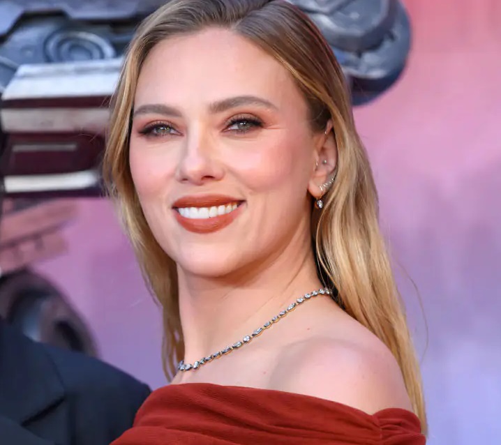 Scarlett Johansson vorbește despre un „orgasm bizar” care l-a făcut pe Joaquin Phoenix să părăsească studioul