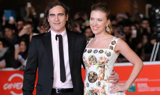 Scarlett Johansson vorbește despre un „orgasm bizar” care l-a făcut pe Joaquin Phoenix să părăsească studioul