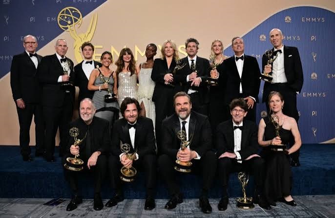Emmy Awards 2026: surprize uriașe, săruturi furate de camere și câștigători care au făcut istorie