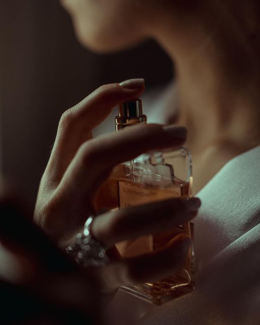 Parfumurile anilor ’90 revin în forță în 2026. Cele 4 arome iconice pe care femeile vor să le poarte din nou