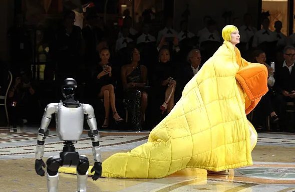 Moda se teme de AI? Vogue World Milano a pus roboții pe podium și a transmis un mesaj care a aprins internetul