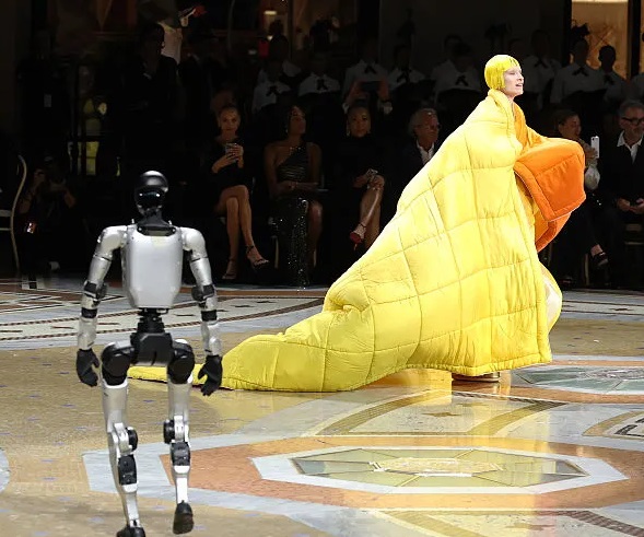 Moda se teme de AI? Vogue World Milano a pus roboții pe podium și a transmis un mesaj care a aprins internetul