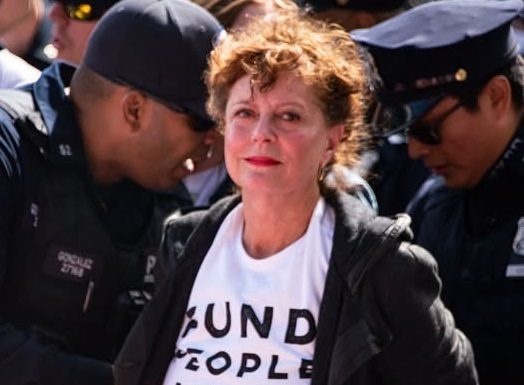 Susan Sarandon, încătușată la New York! Actrița a fost reținută de poliție în timpul unui protest. Imaginile au făcut înconjurul lumii