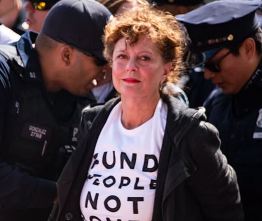 Susan Sarandon, încătușată la New York! Actrița a fost reținută de poliție în timpul unui protest. Imaginile au făcut înconjurul lumii