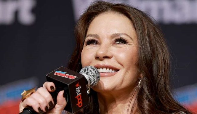 Catherine Zeta-Jones, apariție spectaculoasă la New York. Ținuta strălucitoare cu care a atras toate privirile la Comic Con