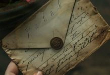 O scrisoare scrisă de o fetiță de 10 ani în 1982 a fost găsită sub scări, după 44 de ani